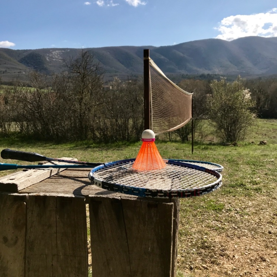 terrain de badminton de la propriété.