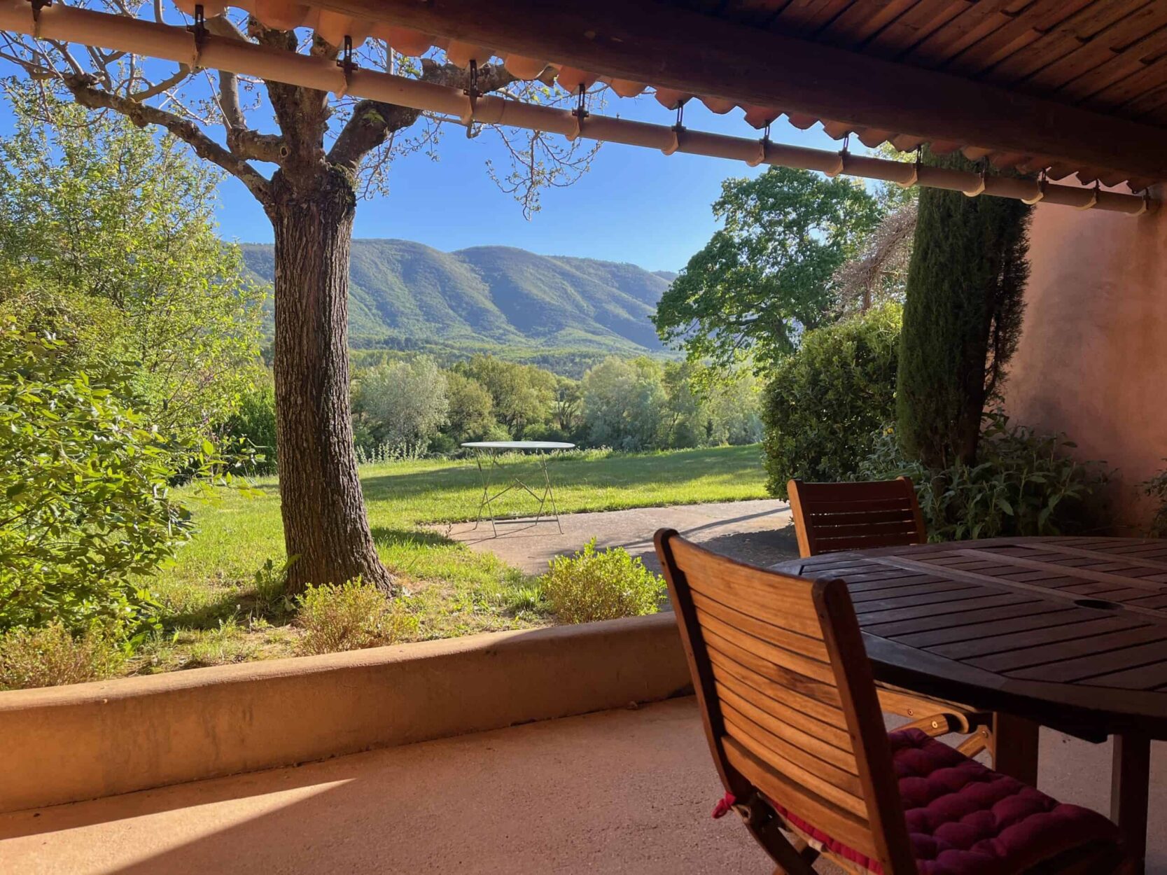 Le Mas du Luberon dispose d'une terrasse couverte avec une vue superbe sur le Luberon