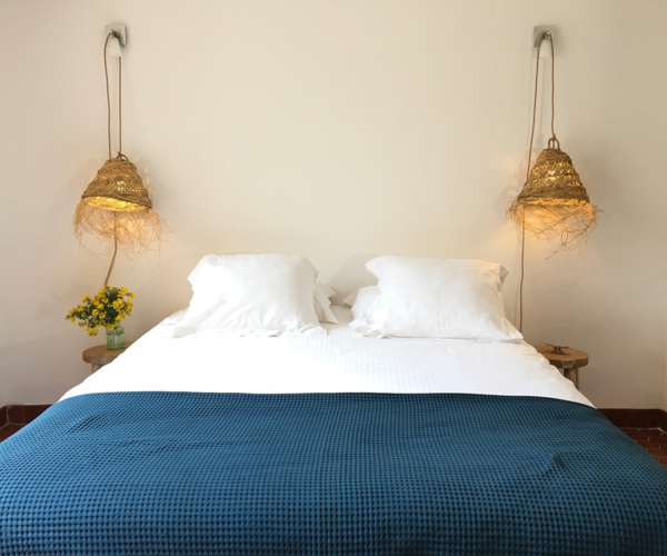 Bastide 1830 – Chambre 1 – Lit et chevets