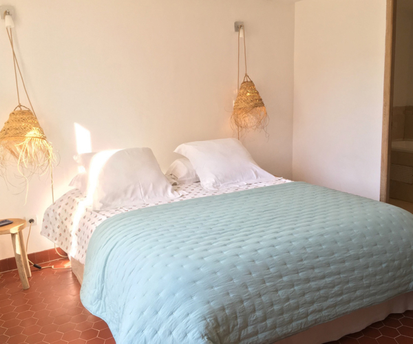 Bastide 1830 – Chambre 1 – Lit et salle de bain avec baignoire