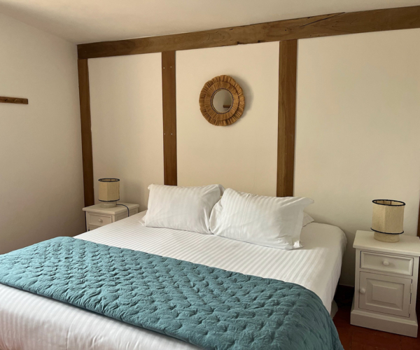 Bastide 1830 – Chambre 2 – Lit