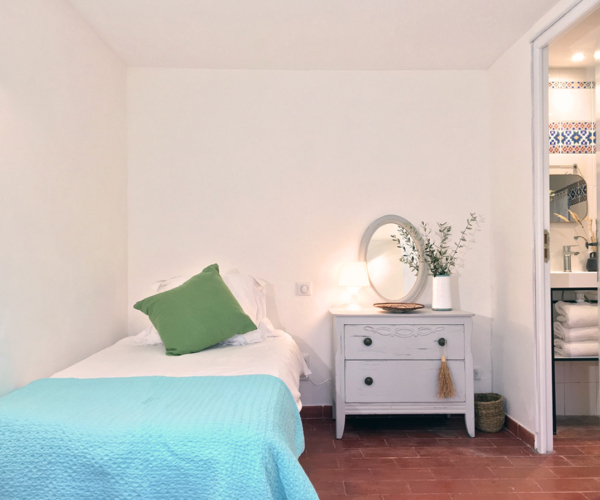 Bastide 1830 – Chambre 4 – Vue lit 1 et salle de bain