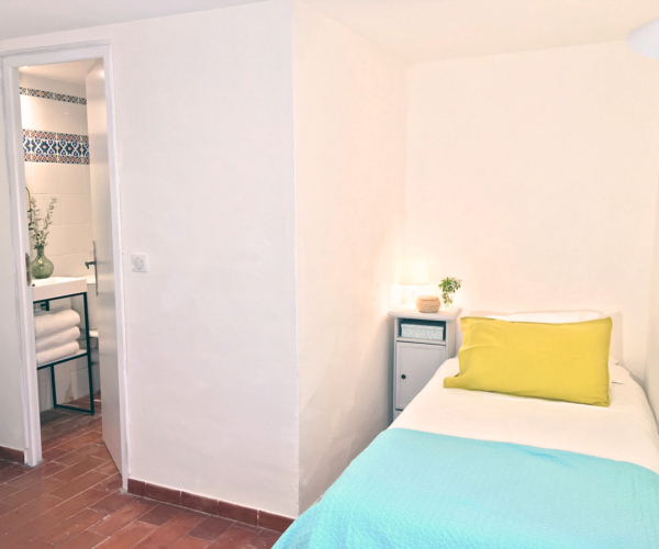 Bastide 1830 – Chambre 4 – Vue lit 2 et salle de bain