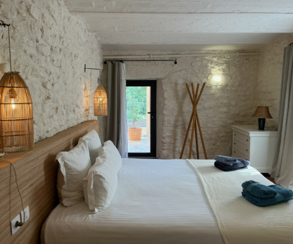 chambre climatisée avec murs en pierre