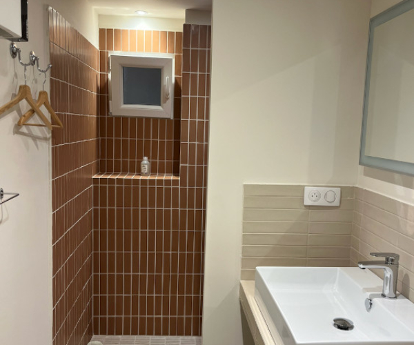salle de bain de la chambre est